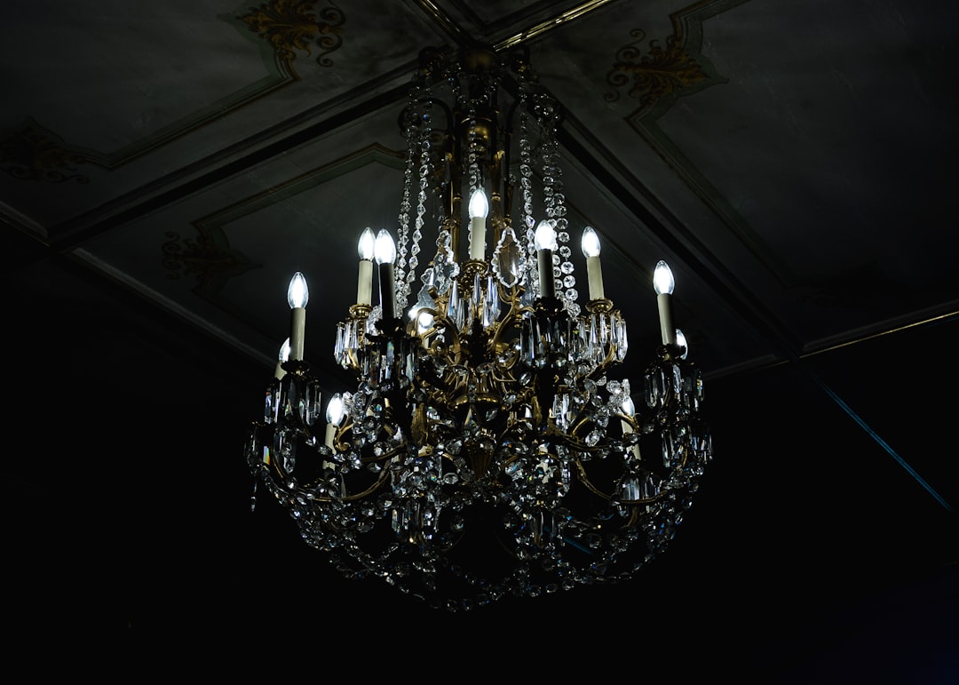 Photo Victorian crystal chandelier